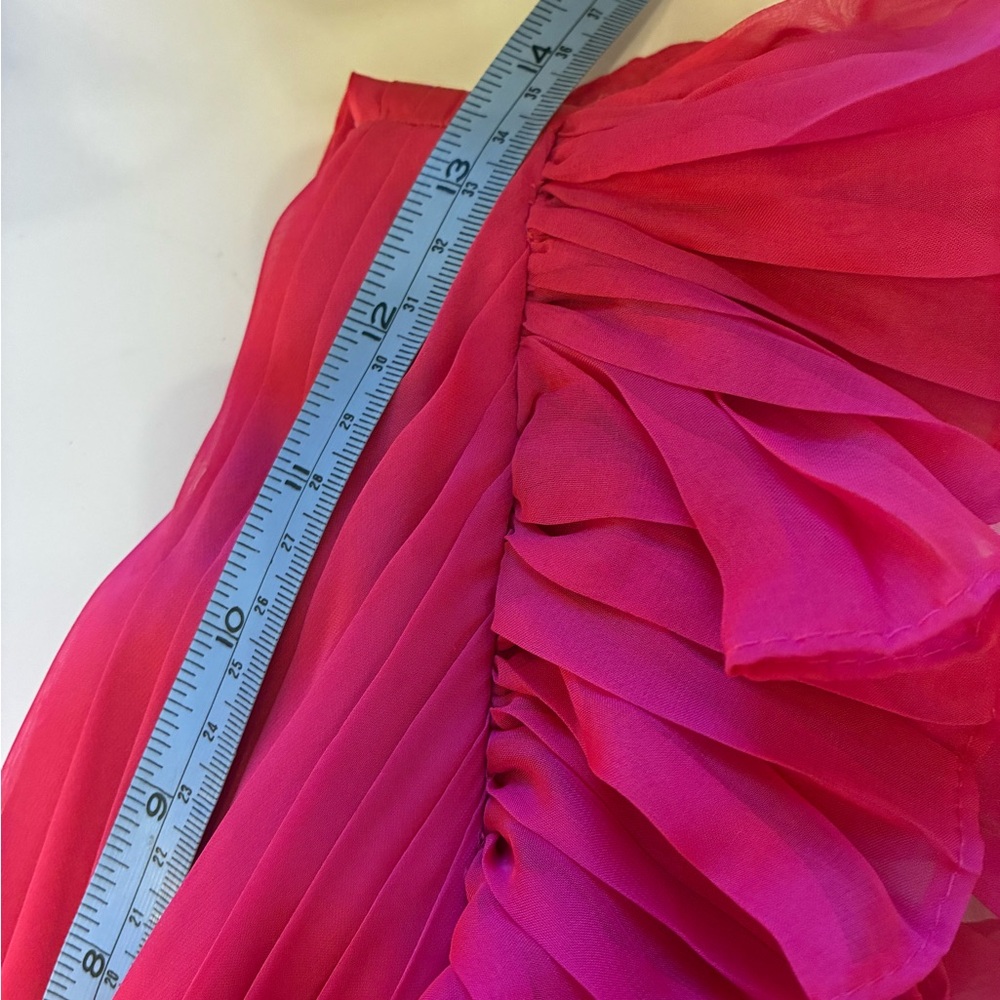 Pink Maxi Gown with Flutter Cap Sleeves and V-Neckline
1 measurement waist - Picture 7 of 9
